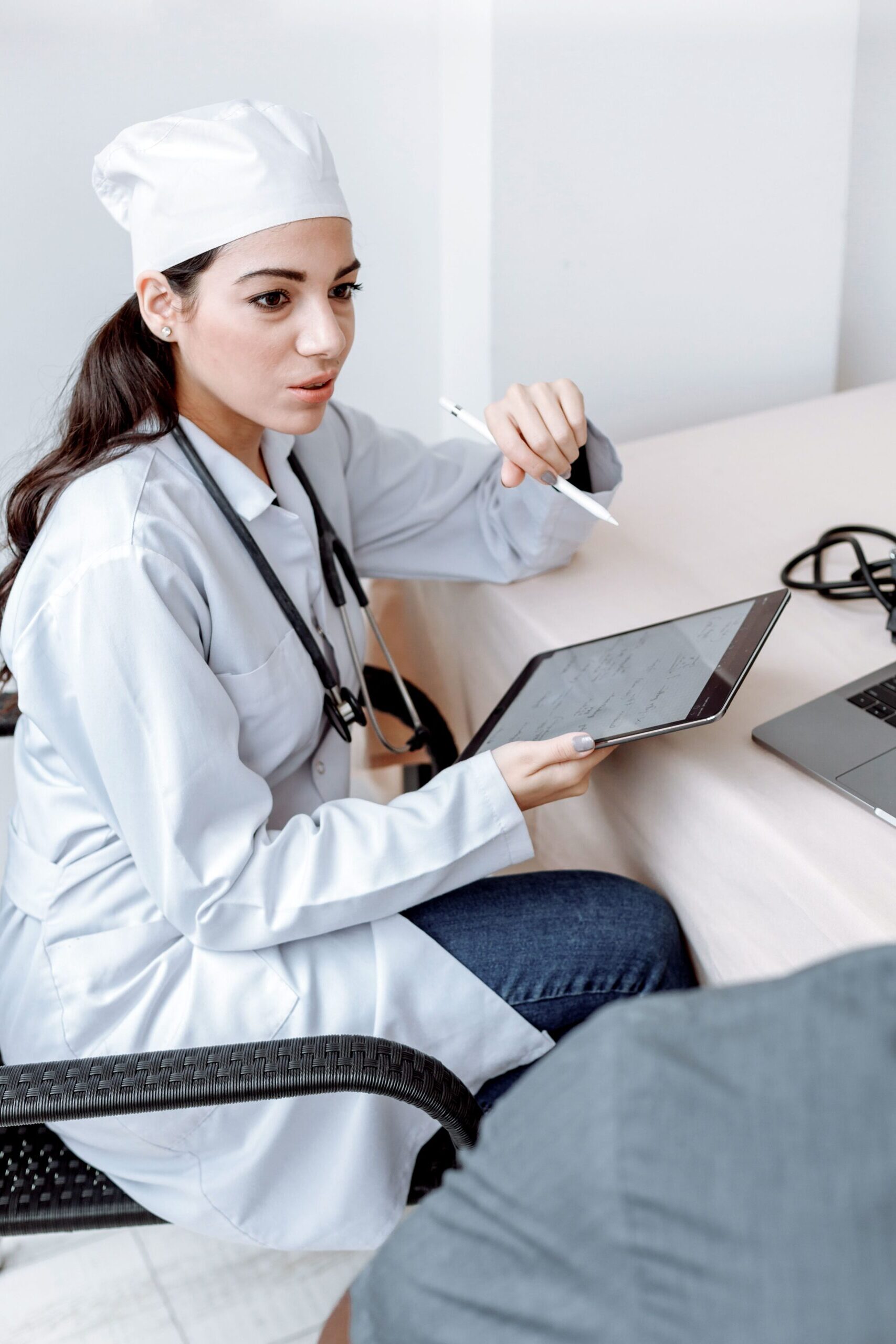 Médica hepatologista analisando exames de imagem durante uma consulta de segunda opinião médica